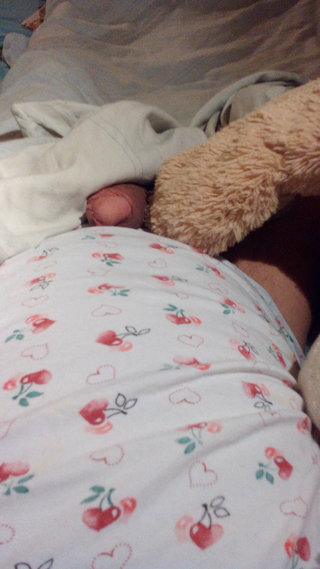 Sissyschwein pisst sich beim Kuscheln ein