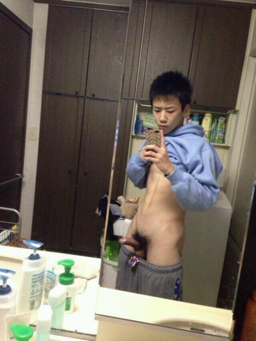 mantop10691:  倆位高中小鮮肉發育真的都很好…