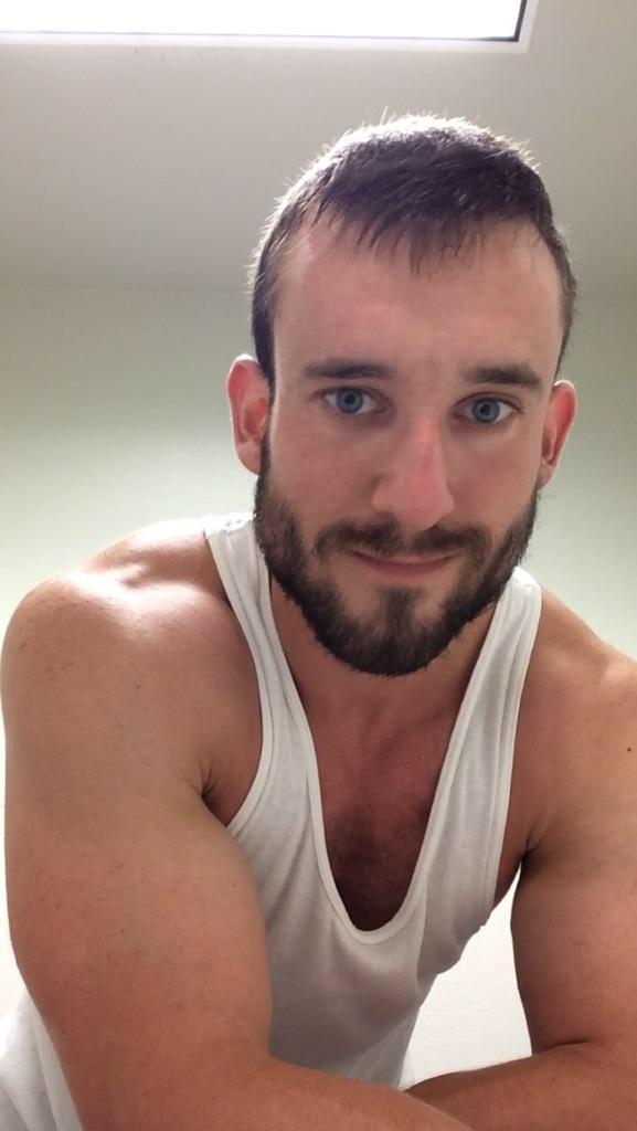 bradinmpls:  looks like he would be a great date!looking for a FWB, daddy, teacher,