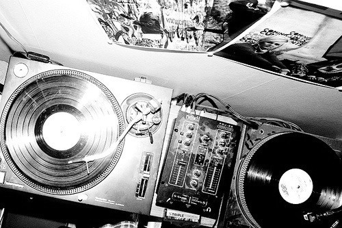 luvhugsandhiphopsoul:  .