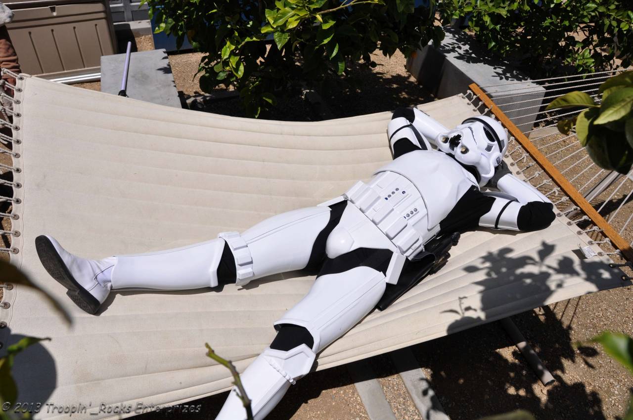 starwarsthesexyforceawakens:  sexyimperial:  Well this Stormtrooper is going on vacation