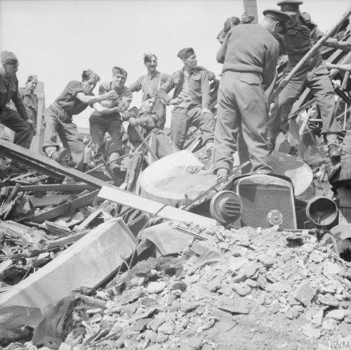 Troops of the Hampshire Regiment&rsquo;s 9th Battalion clear upbomb damage in Hull during the Blitz.