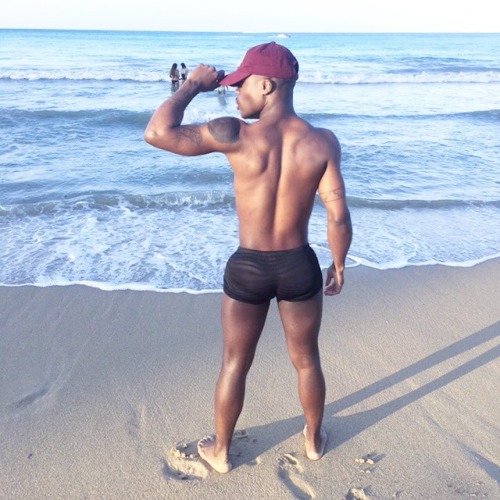 iloveazz89:  iloveazz89.tumblr.com   To submit ass pics send them to KIK : topjerzee.