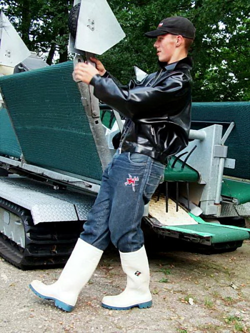 aaronrc:  Would love to spend time on the farm with this sexy rubber farmboy - wouldn’t you?  