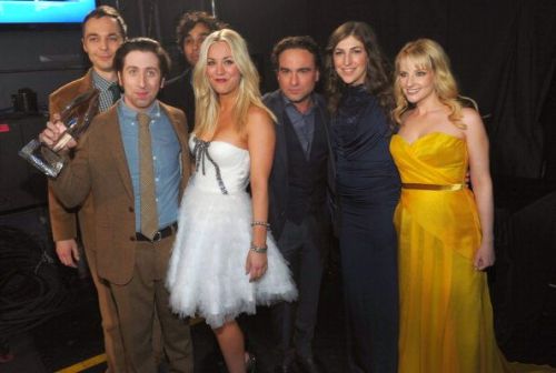 tbbt-fans:  Jim Parsons, Simon Helberg, Kunal Nayyar, Kaley Cuoco, Johnny Galecki, Mayim Bialik and Melissa Rauch and actress attend the 39th Annual People’s Choice Awards