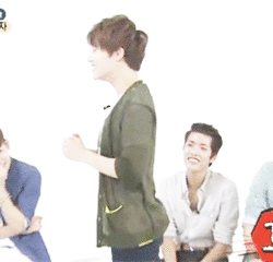 d-ongwoo:  gyu & his “sexy” dances┌( ・。・)┘♪ 