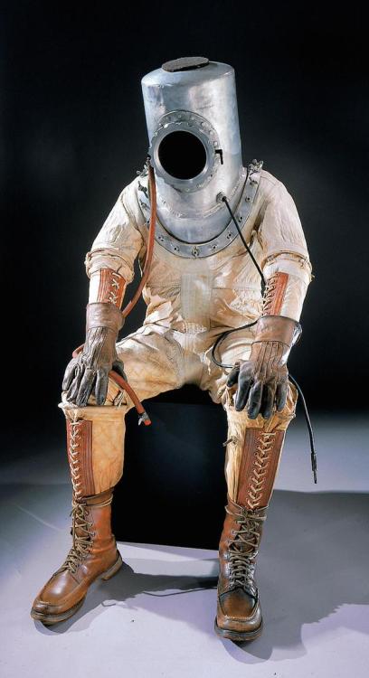 colchrishadfield:
“  The first space suit. I bet it pinched. (made for Wiley Posts’s 1935 high altitude flights by BF Goodrich)
”