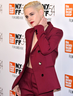 krissteewartss:   Kristen attends ‘Certain Women’ screening at the New York Film Festival, October 3 2016   