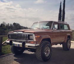 crawlandhaul:Instant classic: Cherokee Chief. @filippodolfi  #crawlandhaul #adventure #adventuremobile #explore #wander #offroad #offroading #tactical #everydaycarry #solidaxle #prerunner #overland #overlanding #crawler #rockcrawler #flex #flexing #4x4