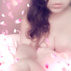 lovely-thighs:  I hope my senpai notices me~ (〃▽〃)