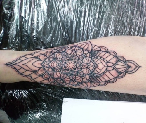 Mandala leg piece for the lovely Georgia today! I love adding dotwork into mandala pieces, it gives 