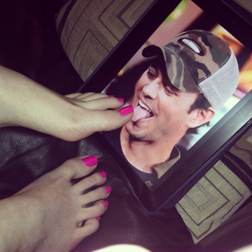 This is making me cry from laughing so hard :D #enriqueinglesias #footworship #footfetish