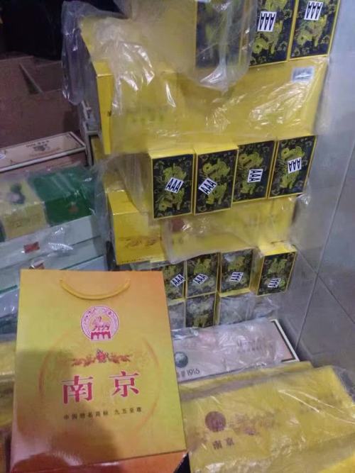 f545954150: 软中200、荷花150、木盒1916 260、木盒九五之尊260、木盒和天下260，马上过年了，确定不来两条？送礼、走亲访友必备，两条以上送礼袋，数量有限，晚了可就没了！