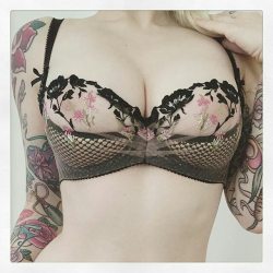 lingeriely:  repost from @leolillypinup #yvett