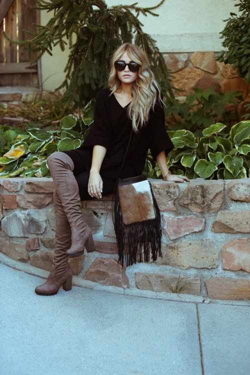 Fashion blogger Cara Van Brocklin from caraloren in Free People &lsquo;North Star&rsquo; Over the Kn