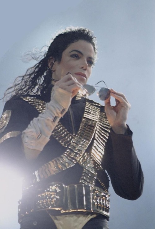 beadeddragon600:   This picture is heart breaking. MJ was on Tour, and this is when he was first told about the first child abuse allegations. He was asked if he was okay to go on stage. He insisted, saying he didn’t want to let his fans down. When