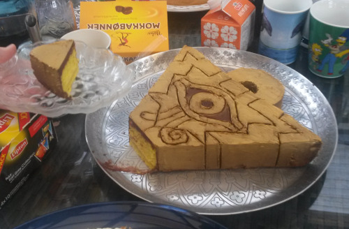 sketch-elf:  Forgot to post this yesterday, but, as per tradition, @sketch-wolf and I made a fandom-themed cake for the birthday party we had with our family. So, because it’s the 20th anniversary of Yu-Gi-Oh! this year, we made a Millennium Puzzle