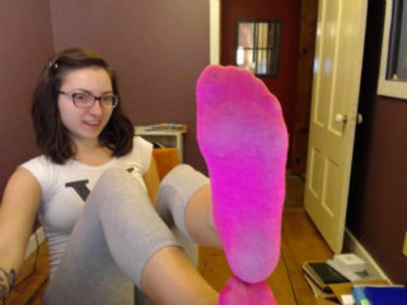 fappingfantasies:  i love giving her money for the opportunity to jerk to her feet.