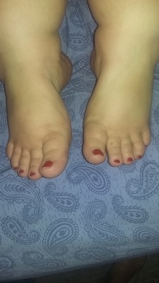 slickrickny:  Pretty fat toes! Yum Yum