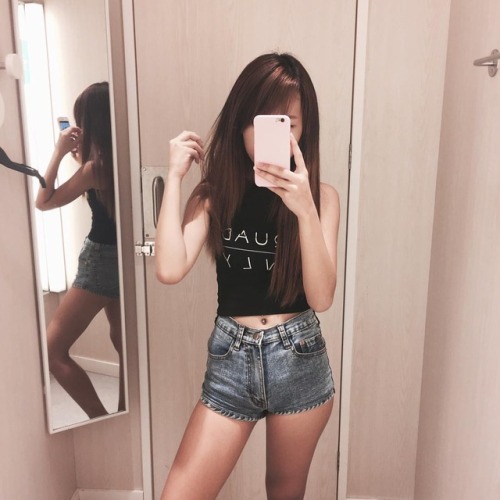 chaelimmylim:cutiesggirlss:You can tell just how tight she is!This is the kind of influence influenc