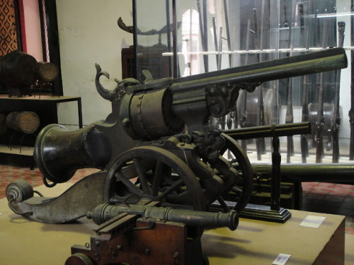 enrique262:theoldarmor:Curious revolver cannon invented by King of Siam Mongkut (Rama IV) in the sec