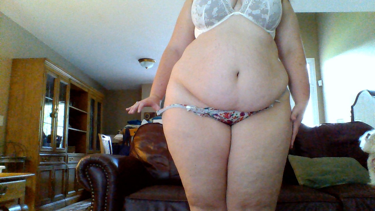 straddlingtheline:  i’m all wrapped up and pretty, little bows included~