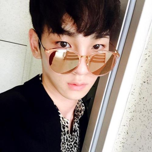 bumkeyk: 셀카찍는나를볼수있는아이폰에비친셀카찍는나를보는나 / yes(© trans) i took a selca that was able to see my iphone