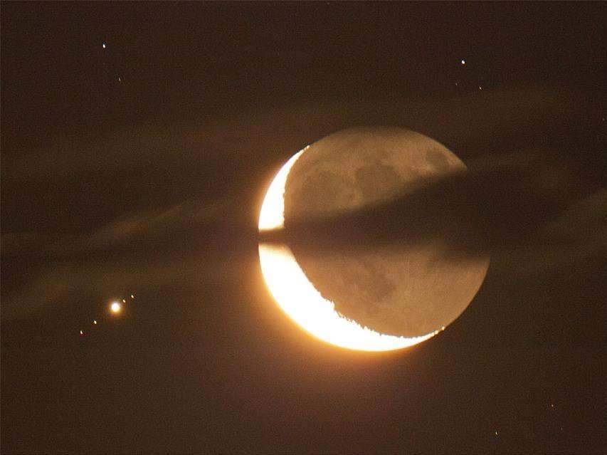 sixpenceee:  Jupiter and four of its moons, next to Crescent Moon. (Source)