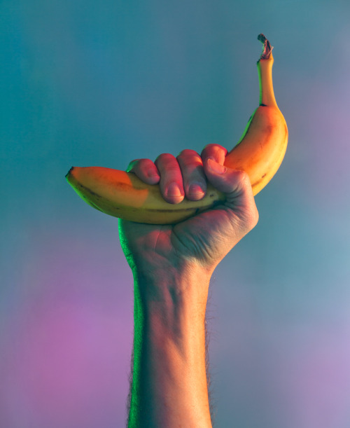 spirandelli:  Power to the banana - light adult photos