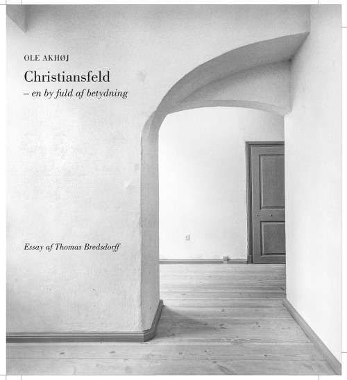 Christiansfeld– en by fuld af betydning
Fotografen Ole Akhøj har siden 1992 fotograferet Christiansfelds huse og steder og det er der kommet en smuk fortælling ud af om herrnhuter-byen, der er fuld af betydninger.
Thomas Bredsdorff har skrevet et...