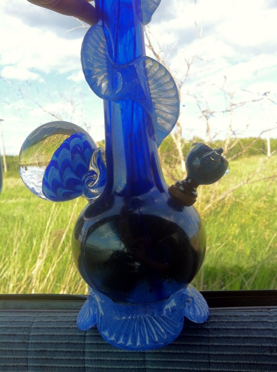 a-ngela:  smoking grass in the grass, boyfriends bong and glass orb