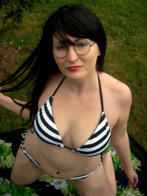 black-quadrant:  mermaidshayna:  black-quadrant:  swimsuitstuck! teaser   So pretty o¬oOmg lol I have the same sarong in blue.   I have a blue one as well!!  We should compare :D