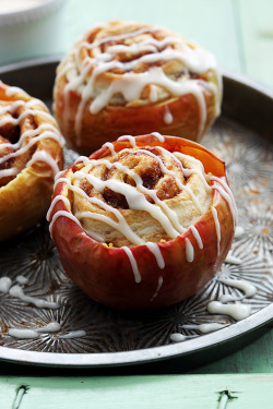 do-not-touch-my-food:  Cinnamon Roll Stuffed Baked Apples