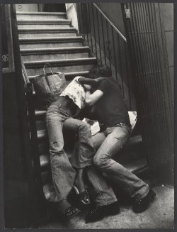 iratetreasure:  couple kissing on building steps 1970s 