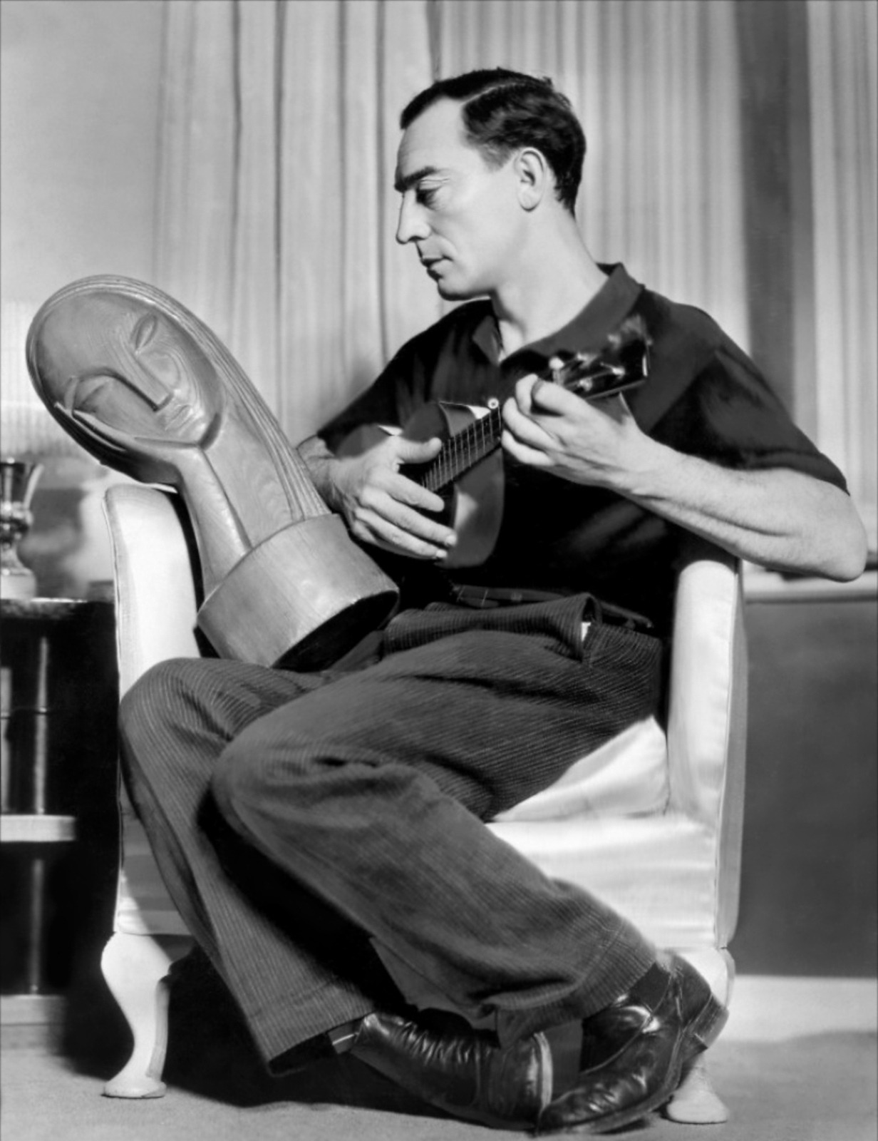 planetbuster:  buster + ukulele + feetsies = favourite photo 