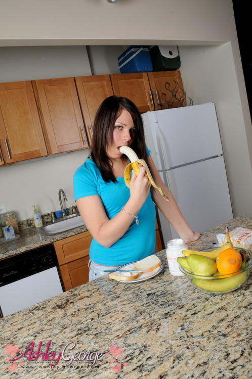 loveminino:  Ashley George doing breakfastJoin My New Facebook Grouphttp://adf.ly/aufQt 