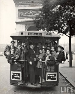 Gordon Parks - Le Bus De La Gare De L’est Sous L’arc De Triomphe, Paris