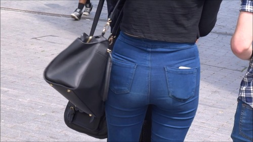 streetscenesuk: Candid video of a sexy blonde in some nice tight jeans. mega.nz/#!zIwRhY5b!