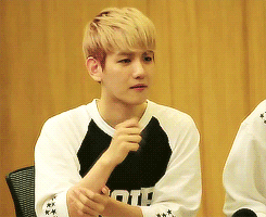 baexyun:  b’s arm wrestling with girl group’s member 