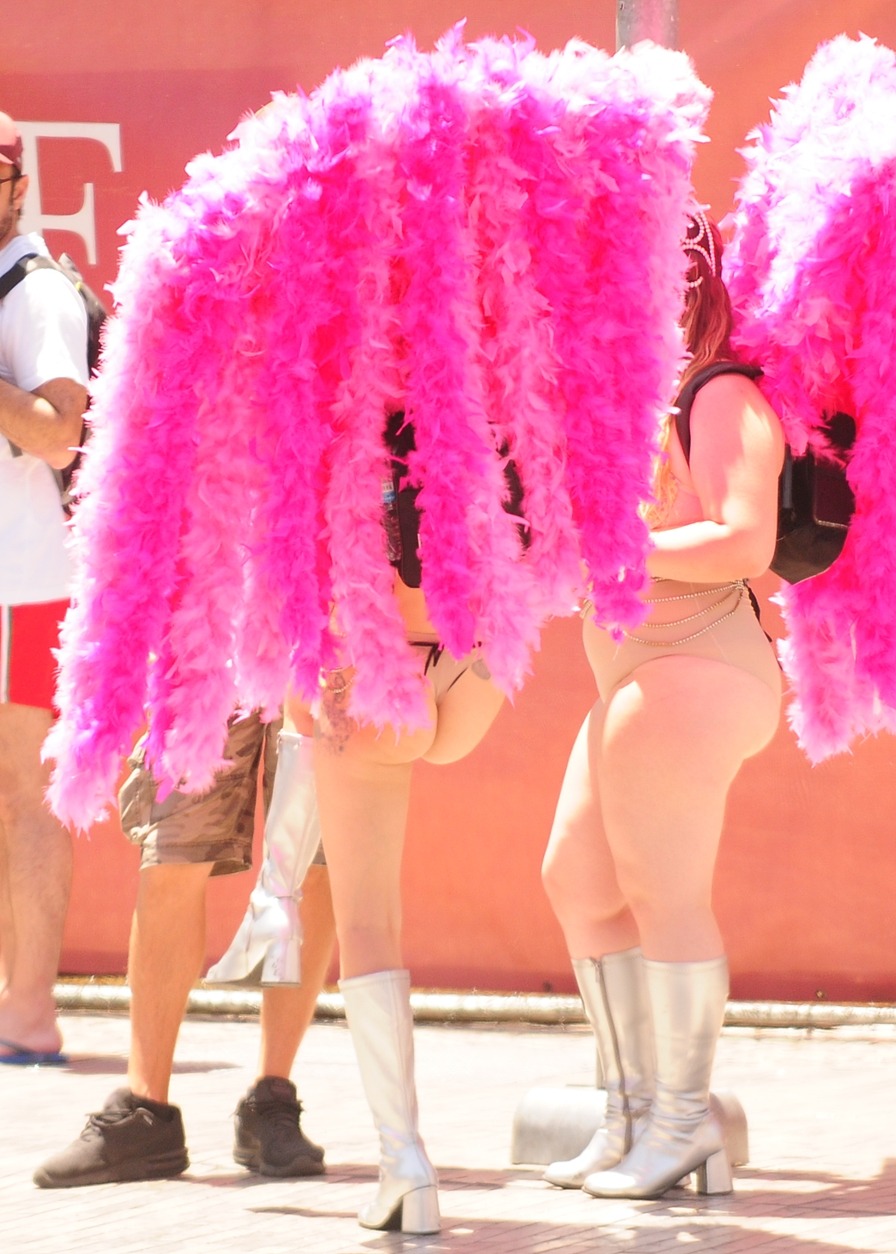 Standing on 1 leg makes that ass look so much more accessible.