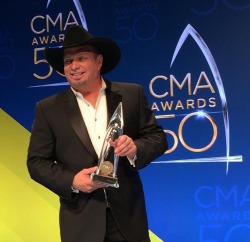 takemesomewheresouth:  curious-crazy-dreamer:  Garth Brooks winning Entertainer of the year is amazing, I don’t think anyone deserves more than him.  Guys!! He finally won! I’m so happy for him! And he’s just so humble! Another reason why Garth