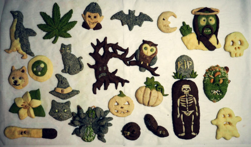 yuumei-art:  Happy (late) Halloween!I’ve been too busy to really celebrate Halloween last year but this year I got to make stupid cookies with my SO :DBefore everyone freak out about me cooking, I didn’t. My SO made the cookie dough and I just used