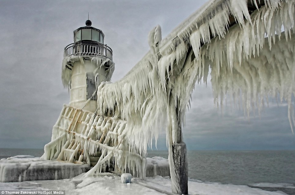 deke-it-like-datsyuk:  Michigan lighthouses transformed into icicles after being