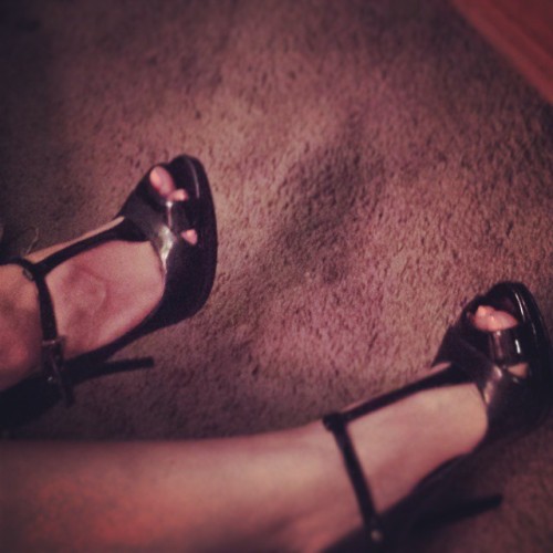 rawrf00tage:  Open toe heels!  #cutetoes #cutefeet #heels #footmodel #footfetish #sexytoes #feetinheels #prettytoes @woomico_ff
