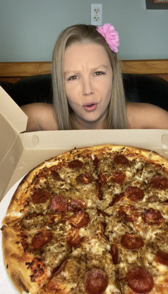 stuffed-bellies-always:gorJESS - First Whole Large Pizza Attempt Ever