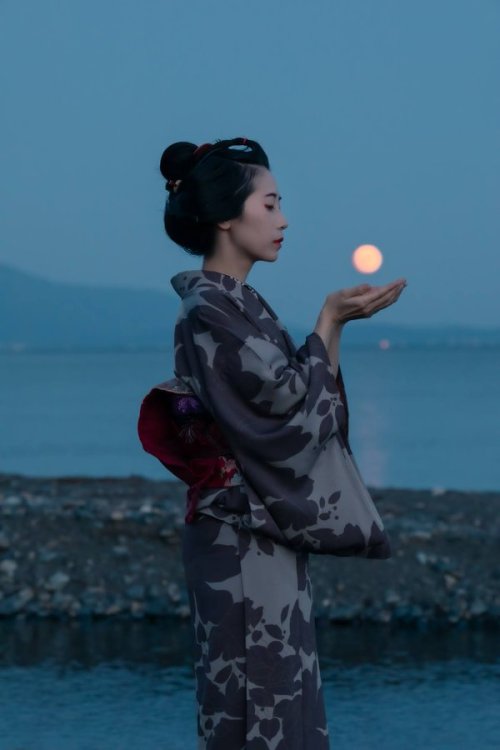 tanuki-kimono:Holding the moon in your hand, dreamy shoot by nihongami lover Cotocotton