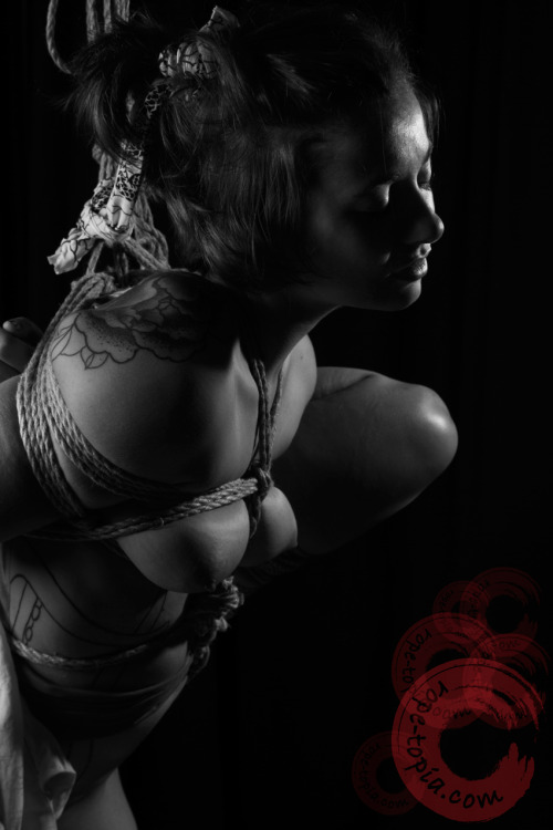 gorgone-kinbaku:  Ropes by Wykd_DavePhotography by Clover BrookModel : Gorgonehttp://rope-topia.com/http://gorgone-kinbaku.com 