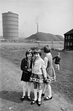  Leonard Freed WEST GERMANY. Ruhrgebiet. The Ruhr. 1965. Children wearing their Sunday best clothes, near the homes for the coalmine workers. 