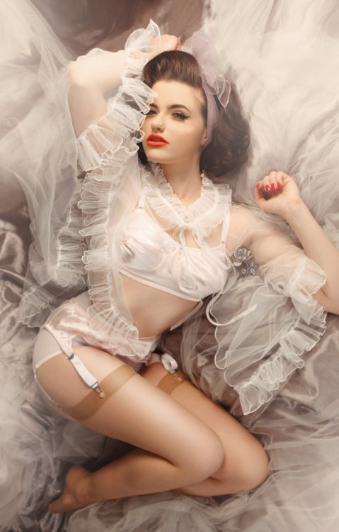 inlovewithburlesquelingerie: Glitter and the Moon