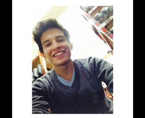 vergasyfetichesgay:  Guapo, con una linda sonrisa y vergon, perfecto!  …Para ver mas latinos vergones entra a  vergasyfetichesgay  